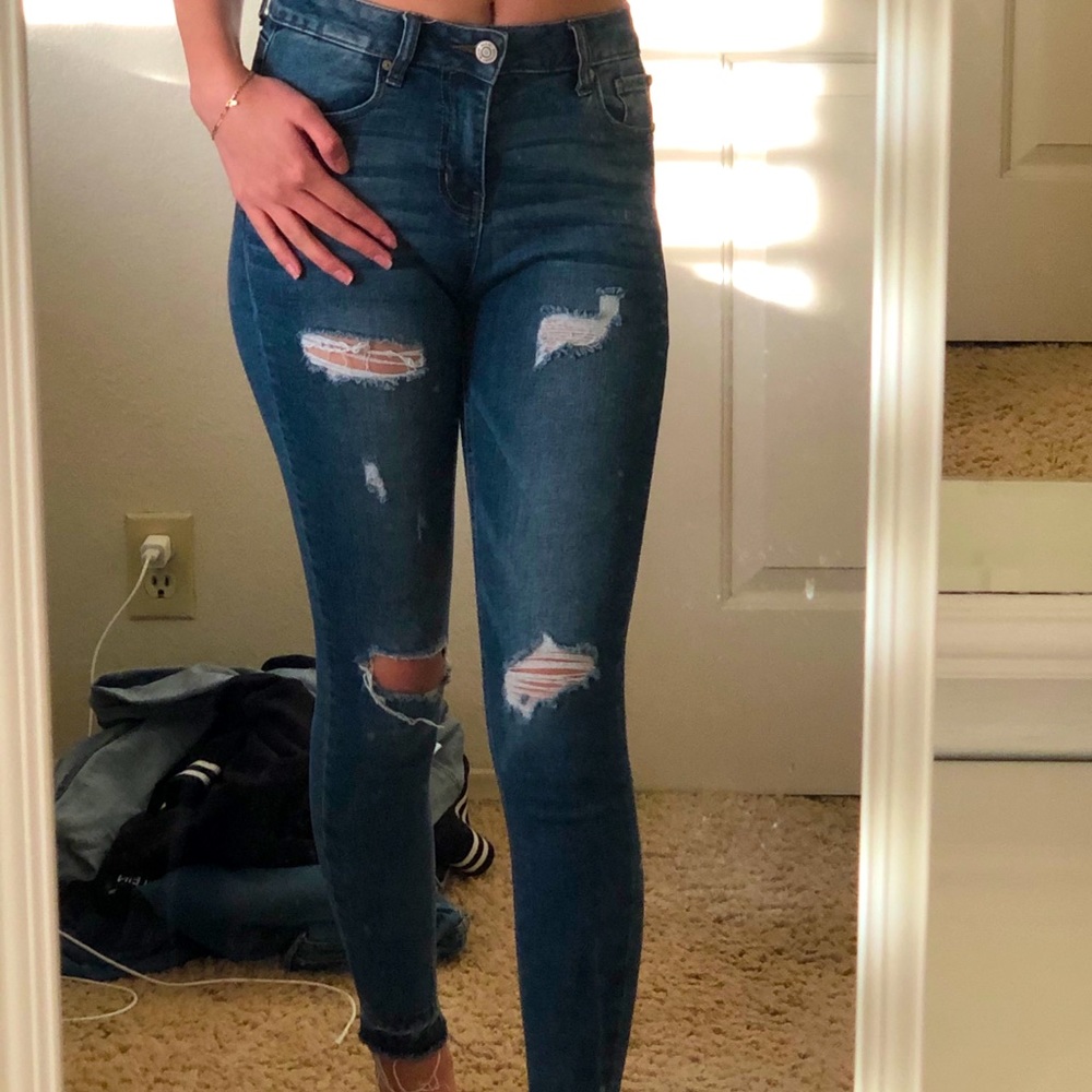 Stretchy super cute jeans with rips